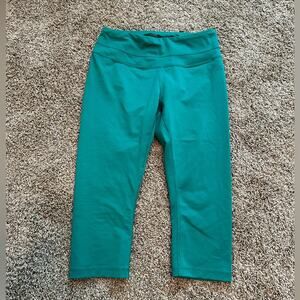 North face women’s size medium, green, crop leggings, worn ones, like new. EUC